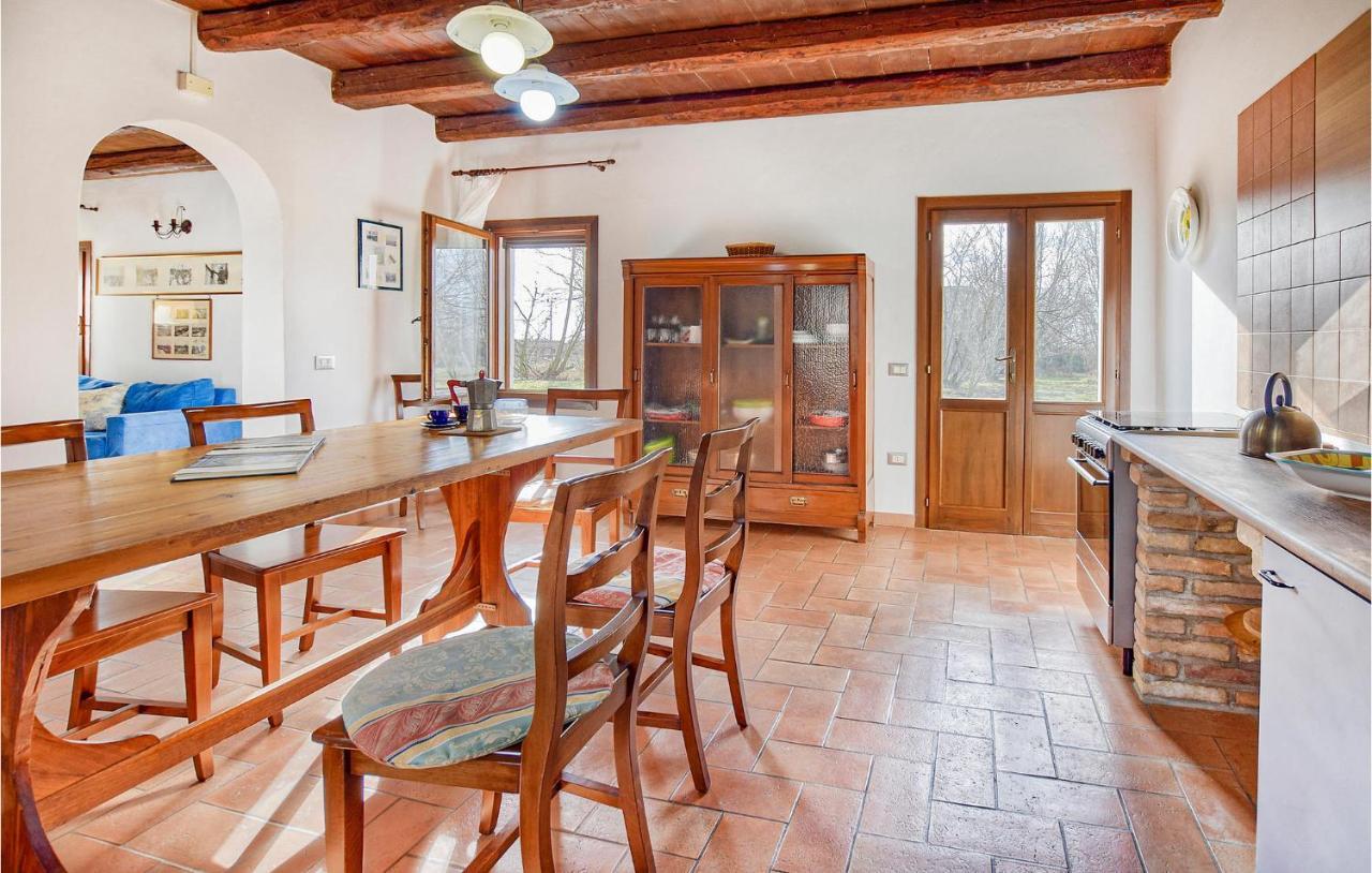 2 Bedroom Awesome Home In Taglio Di Po Ro Porto Viro Eksteriør billede