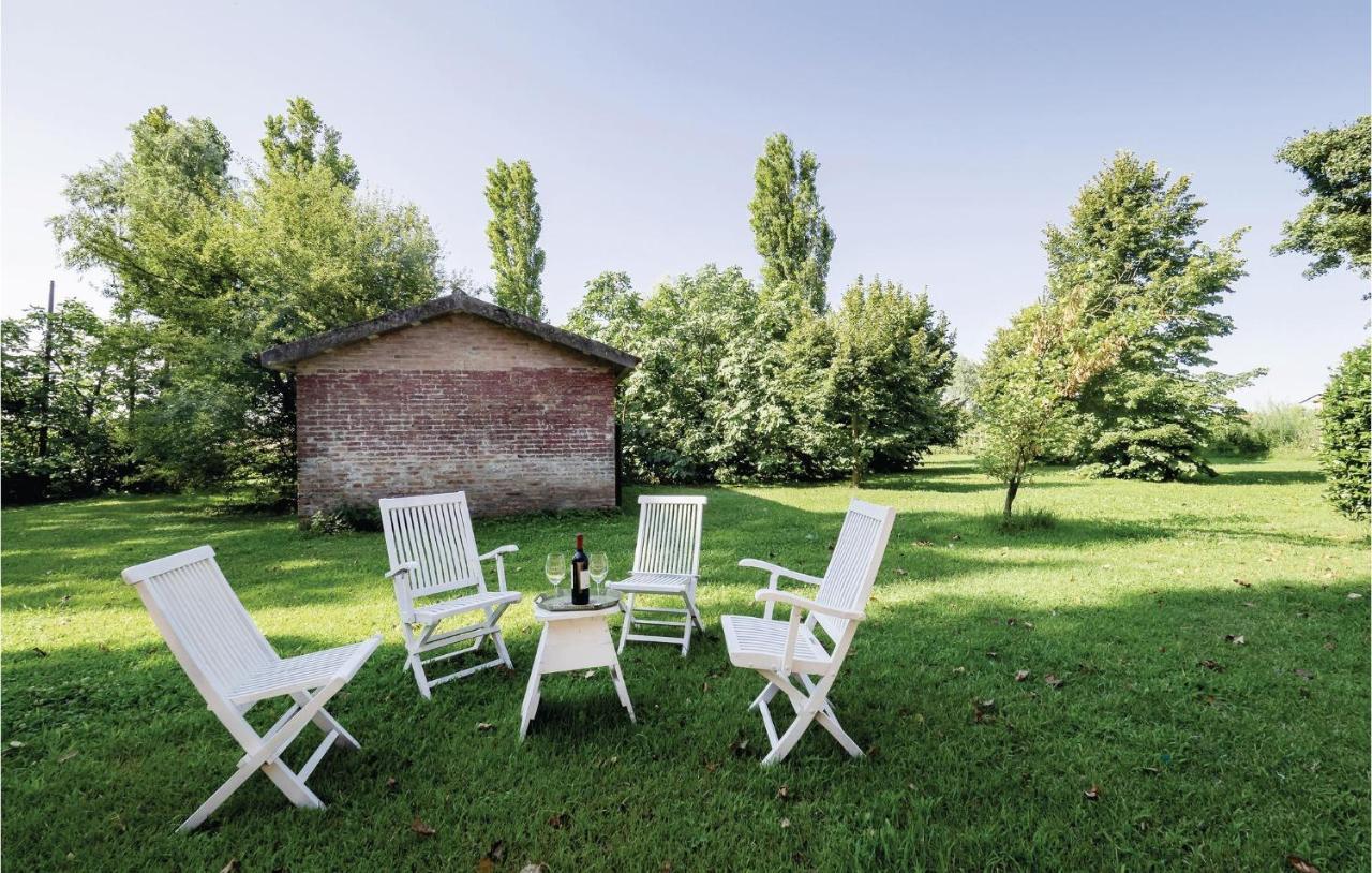 2 Bedroom Awesome Home In Taglio Di Po Ro Porto Viro Eksteriør billede