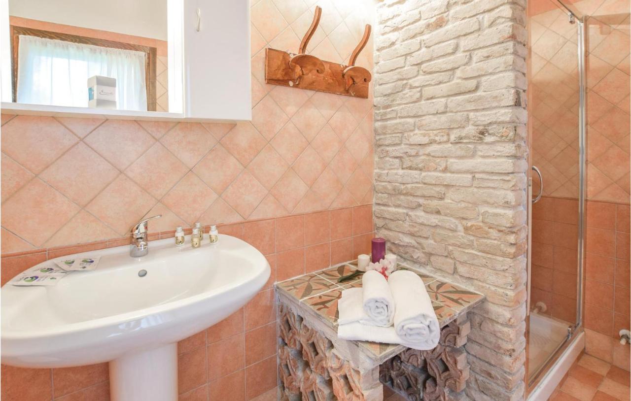 2 Bedroom Awesome Home In Taglio Di Po Ro Porto Viro Eksteriør billede