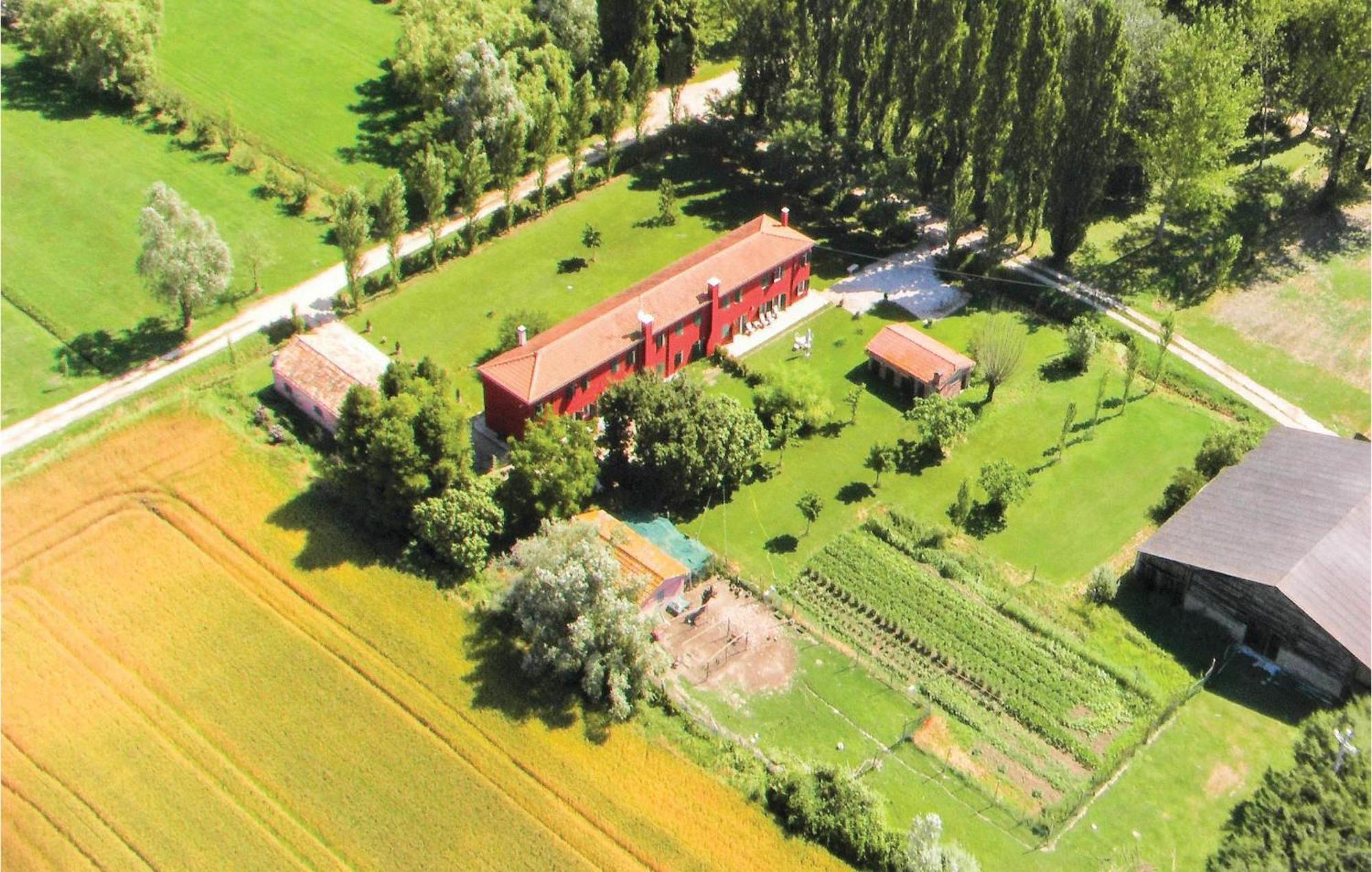 2 Bedroom Awesome Home In Taglio Di Po Ro Porto Viro Eksteriør billede