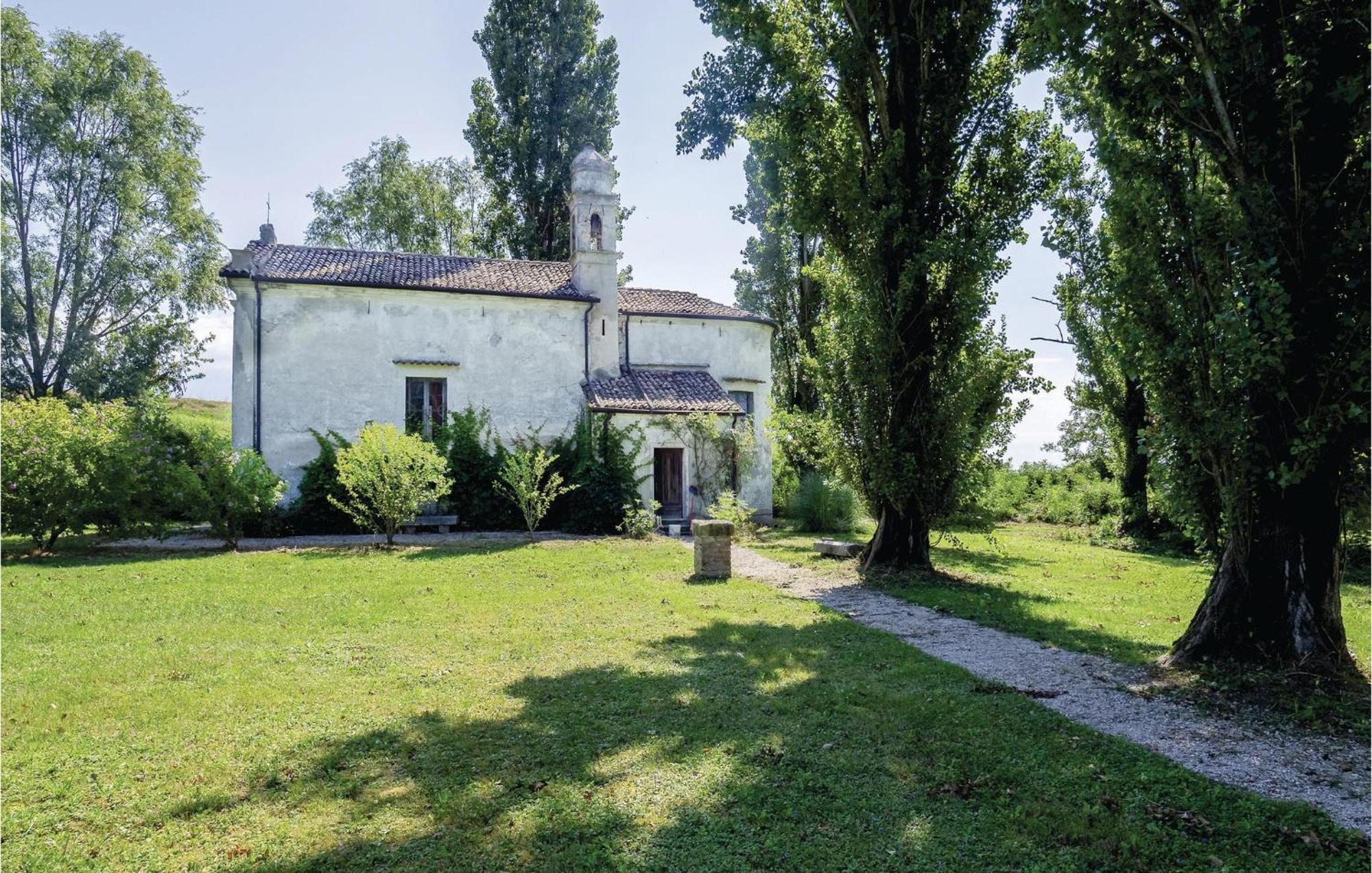 2 Bedroom Awesome Home In Taglio Di Po Ro Porto Viro Eksteriør billede