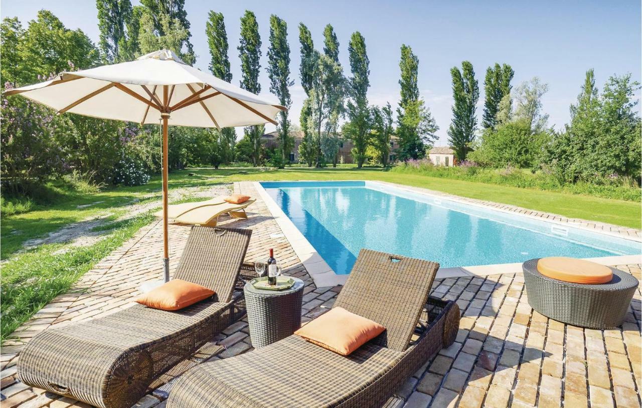 2 Bedroom Awesome Home In Taglio Di Po Ro Porto Viro Eksteriør billede